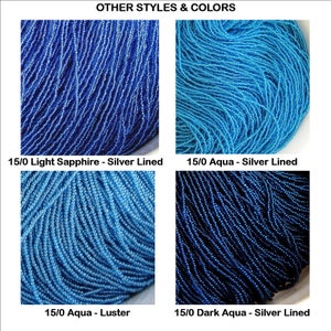 Op de afbeelding: Vier close-up afbeeldingen van kralen in verschillende tinten blauw. De kralen zijn in een stapel gerangschikt, waardoor hun grootte en kleurvariaties zichtbaar zijn. De afbeeldingen zijn gelabeld met de kralengrootte en -kleur, waaronder "15/0 Light Sapphire - Silver Lined", "15/0 Aqua - Silver Lined", "15/0 Aqua - Luster" en "15/0 Dark Aqua - Silver Lined".