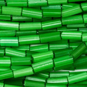 ハンク グリーン サテン ビューグル - #2 / 4 mm チューブ ビーズ - チェコ ガラス シード ビーズ。