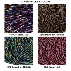 Op de afbeelding: Vier close-up afbeeldingen van zaadkraaltjes in verschillende kleuren en afwerkingen. De kralen zijn maat 15/0. De kleuren zijn Jet Black met AB-afwerking, Brown Iris met Metallic-afwerking, Green Iris met Metallic-afwerking en Brown met AB-afwerking.