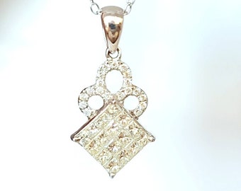 18kt white gold diamond pendant.