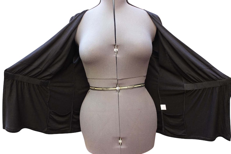 Puede incluir: Una chaqueta negra ligera con cierre de cremallera y dos bolsillos. La chaqueta est&aacute; desabrochada y colocada sobre un maniqu&iacute;.