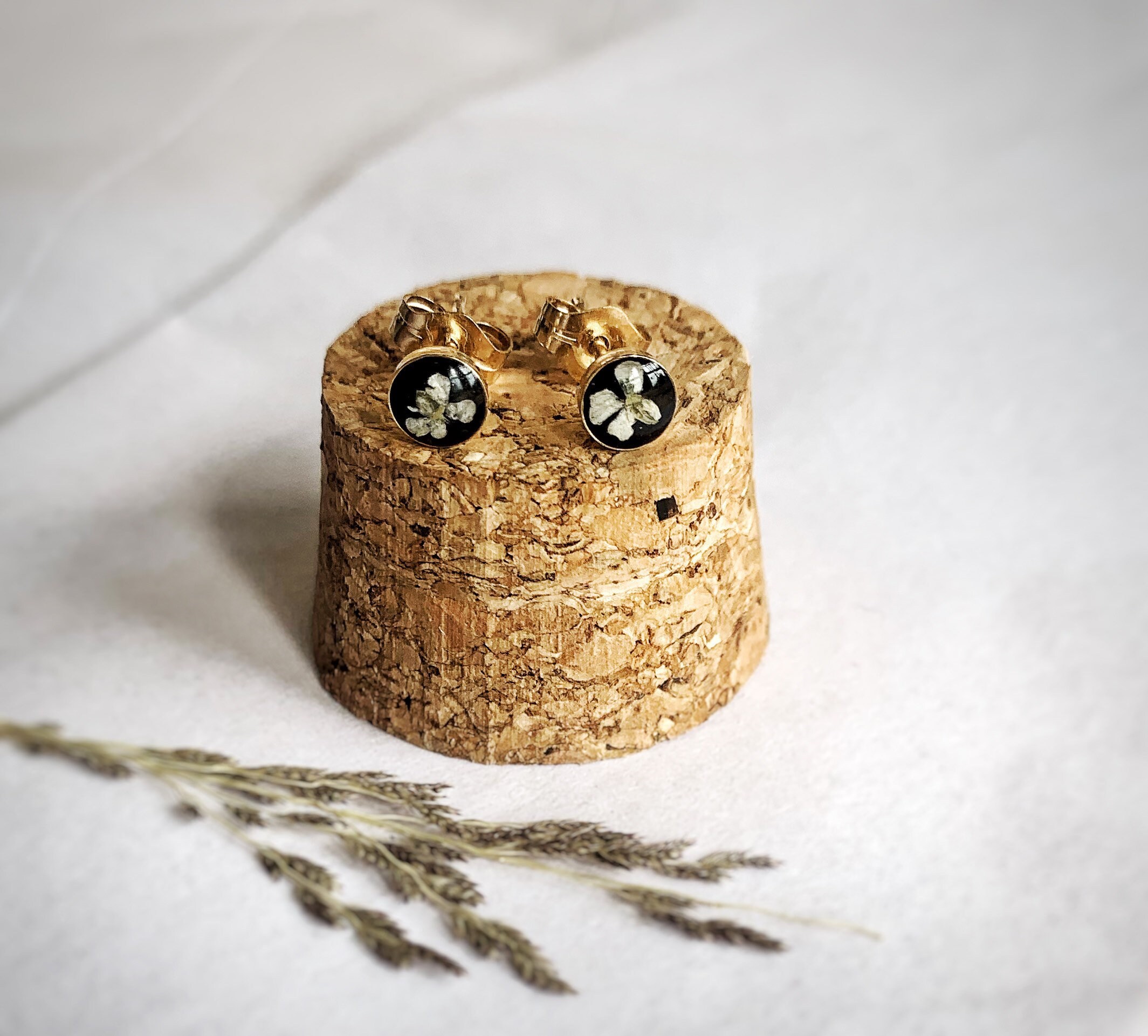 Queen Anne's lace Mini Blumen Ohrringe mit schwarzem Hintergrund und gold filled Beiträge- zierlich - Natur Schmuck - Christlicher Schmuck - Frieden
