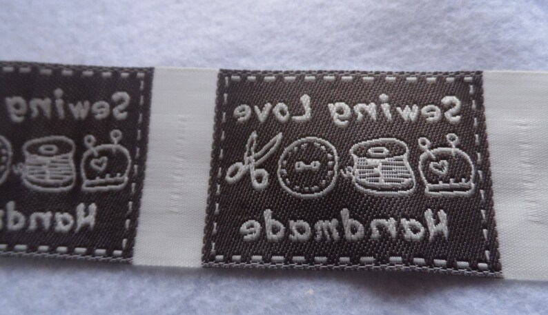 30 Etichette In Tessuto Per Cucito: "Fatto Con Amore" E Api, 6 Colori, 5x2 Cm