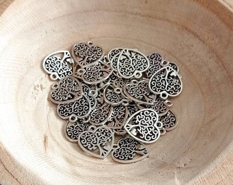 10 charmes en forme de cœur perforé avec arbre de vie - Couleur argent antique 18 x 17 mm