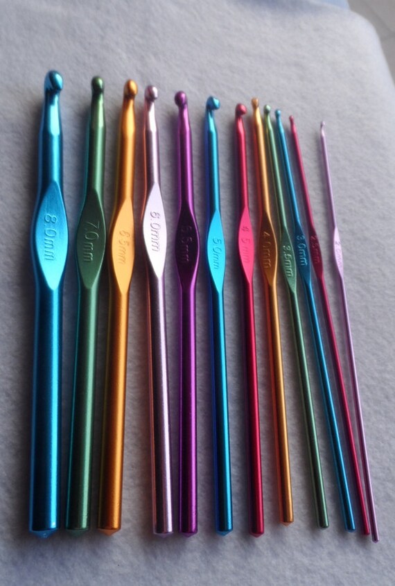 Crochet Hooks UK 12 MULTI COLORED ALUMINIUM CROCHET HOOKS YARN KNITTING
