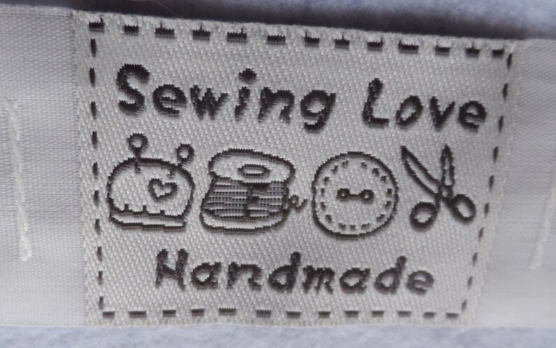 50 pezzi Etichette in Tessuto Fatte a Mano e 50 Etichette in Pelle pu Etichette per Indumenti da Cucire Etichette fai-da-te per Accessori per Abiti per maglieria Jeans Borse Scarpe (Bianco e