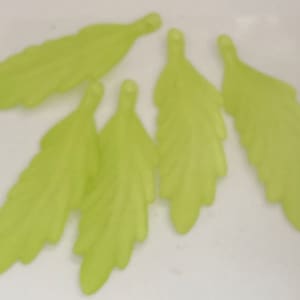 perline foglia verde 55 mm perline acriliche