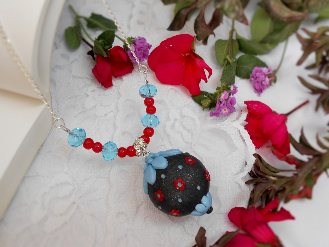 Schwarze und blaue Kugel Halskette mit roten Blumen | Etsy