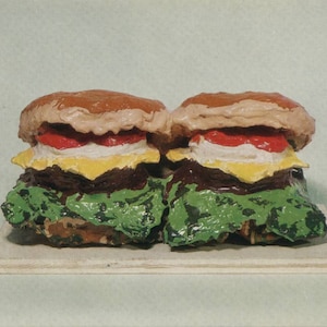 Claes Oldenburg, Deux hamburgers, 1962, carte postale moderne R001382