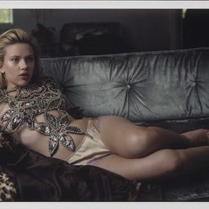 Annie Leibovitz, Scarlett Johansson, Chateau Marmont, 2004 Carte postale moderne R268921