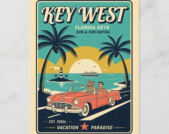Puede incluir: Postal de estilo vintage de Key West, Florida. Un coche descapotable rojo con dos personas y un perro conduce por una carretera. La escena incluye palmeras, un faro y una puesta de sol. Texto: "Key West, Florida Keys, Sun & Fun Capital, Est. 1950s, Vacation Paradise."