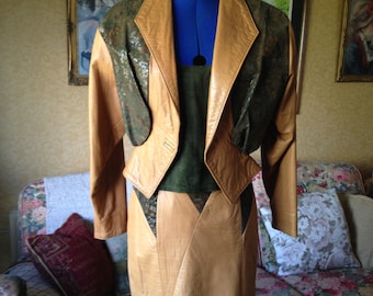 costume électrique en cuir vintage 1980. Jupe crayon taille haute de 3 pièces. veste en relief daim avec épaulettes. dessus cami en daim. taille 10.