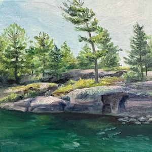 Puede incluir: Pintura al óleo de un paisaje sereno con una costa rocosa y una masa de agua. El agua es de un color verde azulado profundo, que refleja el cielo. Árboles y follaje verdes salpican el terreno rocoso, con un cielo azul claro en el fondo.