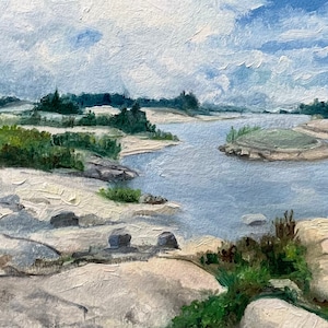 Puede incluir: Una pintura de una escena de río con una pequeña isla en el medio. El río está rodeado de orillas rocosas y árboles. El cielo está nublado y azul.