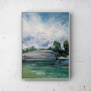 Puede incluir: Una pintura al óleo de un paisaje. La obra representa una gran formación rocosa lisa cerca de una masa de agua, con árboles a la derecha. El cielo está lleno de nubes blancas y grises esponjosas, y el agua es de color verde azulado.