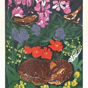 Peut inclure: Une estampe sur bois représentant un renard endormi entouré de fleurs colorées et d'oiseaux. Le renard est brun et enroulé dans un nid de feuilles vertes. Les fleurs sont rouges, jaunes, violettes et roses. Les oiseaux sont bruns et blancs.