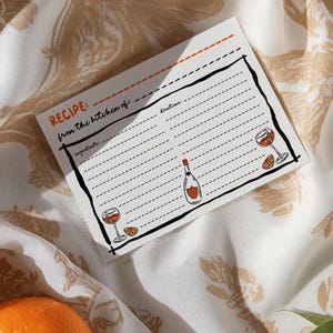 Tarjeta con receta para despedida de soltera Spritz. Juegos de despedida de soltera Love at first Spritz. Tarjeta con receta para despedida de soltera de cóctel moderna dibujada a mano.