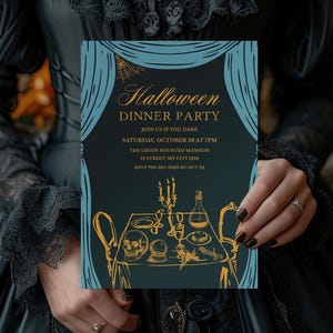 Könnte beinhalten: Eine rechteckige Halloween-Dinner-Party-Einladungskarte mit dunklem Hintergrund, blauen Vorhängen, goldener Strichzeichnung einer Tischdekoration mit Totenkopf und dem Text Halloween Dinner Party, Join Us If You Dare, Saturday, October 28 at 7pm.