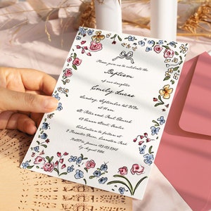 Invitación floral para bautizo de niña, invitación con garabatos ilustrados y escritos a mano, invitación caprichosa con flores silvestres dibujadas a mano.