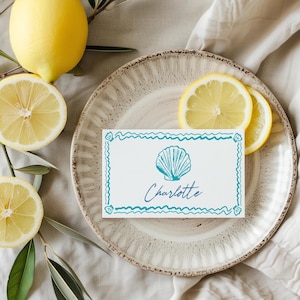 Tarjetas de lugar con conchas marinas, plantillas para tarjetas de nombre de boda en una playa tropical, etiquetas de comida, decoración de boda costera, tarjetas de lugar escritas a mano y dibujadas a mano.
