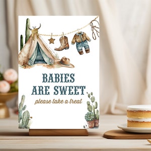 I bambini cowboy sono dolci, per favore prendi un regalo. Decorazione per festa di compleanno di rodeo, decorazione per ragazzo selvaggio west. Cartello per baby shower Western Little Cowboy