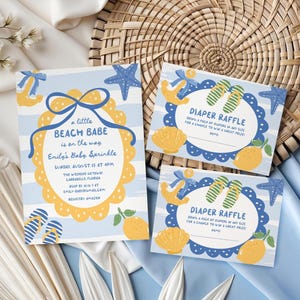 Puede incluir: Invitaciones y tarjetas de rifa para baby shower con temática de playa. La invitación presenta el texto "a little BEACH BABE is on the way" con ilustraciones náuticas. Las tarjetas de rifa tienen un diseño azul y blanco con ilustraciones de conchas marinas, limones y chanclas.