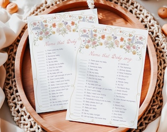 Può includere: Due schede di gioco per baby shower stampabili con bordi floreali. La prima scheda è intitolata "Indovina il bambino" e elenca 25 frasi relative ai bambini. La seconda scheda è intitolata "Indovina la canzone del bambino" e elenca 25 titoli di canzoni relative ai bambini.