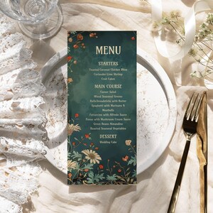 Może przedstawiać: Prostokątna karta menu z ciemnozielonym tłem ozdobiona botanicznym wzorem stokrotek i małych czerwonych kwiat&oacute;w. Tekst zawiera napisy MENU, STARTERS, MAIN COURSE oraz DESSERT, a także listę potraw wypisaną złotymi literami.