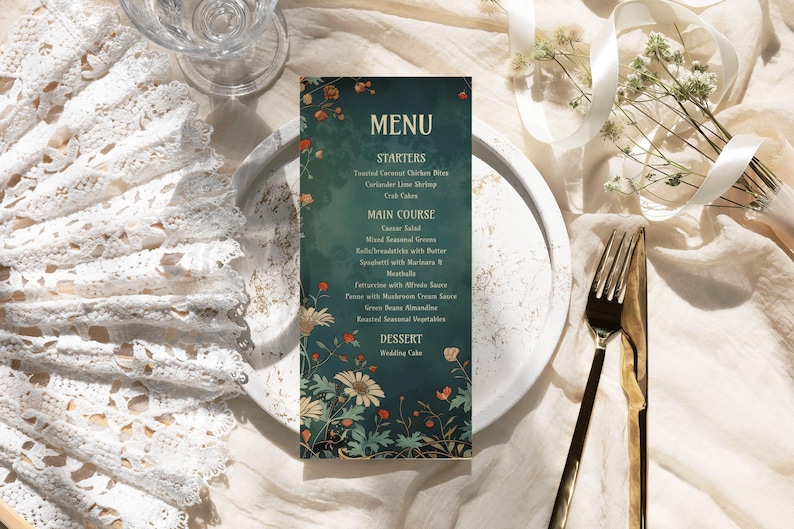 Może przedstawiać: Prostokątna karta menu z ciemnozielonym tłem ozdobiona botanicznym wzorem stokrotek i małych czerwonych kwiat&oacute;w. Tekst zawiera napisy MENU, STARTERS, MAIN COURSE oraz DESSERT, a także listę potraw wypisaną złotymi literami.
