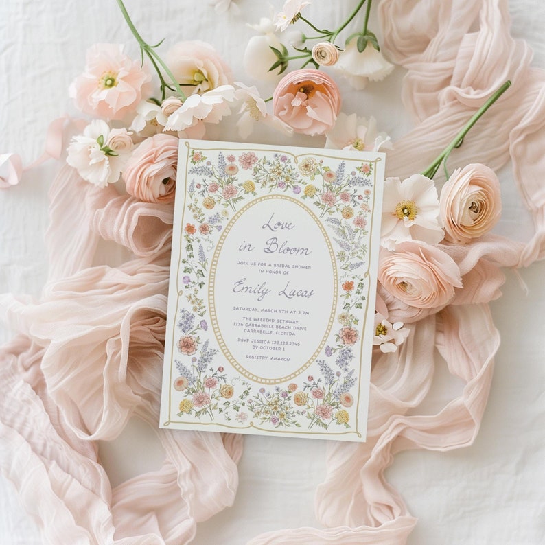 Peut inclure: Une invitation de f&ecirc;te pr&eacute;nuptiale sur le th&egrave;me floral avec un cadre dor&eacute; et un fond blanc. L'invitation indique "Love in Bloom" et comprend le nom de la mari&eacute;e, Emily Lucas, la date, l'heure et le lieu de la f&ecirc;te. L'invitation comprend &eacute;galement un motif floral avec une vari&eacute;t&eacute; de fleurs dans des tons de rose, de violet et de jaune.