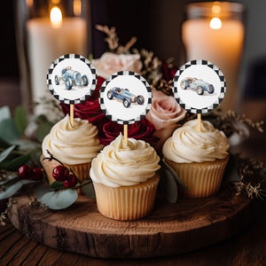 Dekoracje na babeczki z motywem samochodu wyścigowego Chłopiec Baby shower Etykieta na upominek z jedzeniem DO DRUKU Pierwsze urodziny Szybkie dekoracje na babeczki urodzinowe Dwa szybkie dekoracje urodzinowe