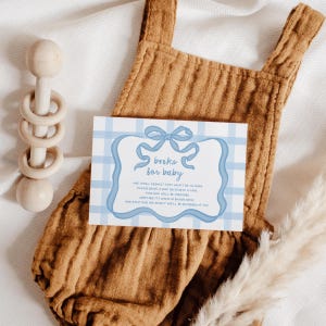 Livres pour bébé garçon, jeu de baby shower, manuscrits dessinés à la main carte Apportez un livre, noeud vichy bleu encart pour demande de livre