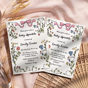 Convite para Chá de Bebê com Laço Rosa e Flores Silvestres: Modelo Desenhado à Mão com um Jardim de Flores Silvestres Colorido