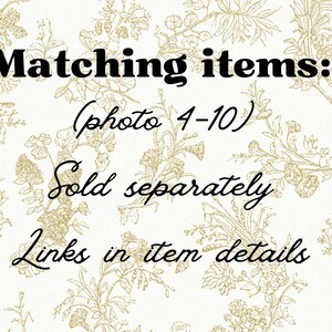 Może przedstawiać: Kremowe tło z powtarzającym się złotym wzorem linii botanicznych. Tekst brzmi: Matching items: (photo 4-10) Sold separately Links in item details. Projekt składa się z r&oacute;żnych ilustracji kwiat&oacute;w i liści.