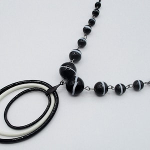 Antique victorien Collier de perles en verre de style Agate avec pendentif