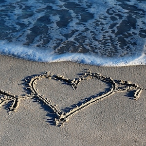 strandhartkaart, voor liefhebbers, strandfotografie, Valentijnsdag, jubileum, unieke kaart, blanco kaart, voor hem, voor haar, strandthema, zandstrandhart