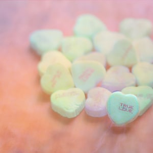 dulce corazones tarjeta, tendencia, fotografía de caramelo, San Valentín, aniversario, tarjeta única, tarjeta en blanco, para él, para ella, fotografía de bellas artes, arte de la palabra