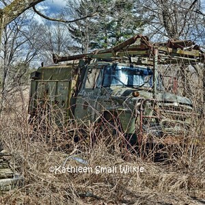 Militärfahrzeug?alter Lkw,versteckt in Pinsel,antikes Fahrzeug,Fahrzeugfotografie,Etsy Finden,Geschenk für ihn,Wandkunst,alter klassischer LKW,Unikat