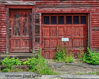2 portas vermelhas, prédio antigo, porta de garagem antiga, prédio rústico antigo, prédio abandonado, presentes exclusivos, arte de parede, ideia de presente, descoberta Etsy, tendências