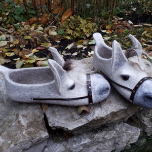 Felted slippers-women slippers-horses slippers-horserider slippers-horses clogs-warm shoes-light gray horses slippers-slippers women clogs