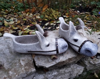 Felted slippers-women slippers-horses slippers-horserider slippers-horses clogs-warm shoes-light gray horses slippers-slippers women clogs