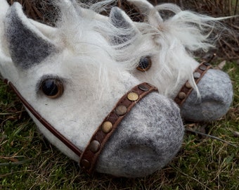 Felted slippers-woolen slippers-warm slippers-horses slippers-3D horses slippers-horses clogs-warm shoes-white horses slippers-felt shoes