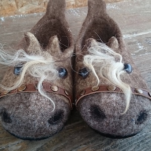 Horses slippers -woolen slippers-warm slippers-felted slippers-woolen clogs&#39;felt clogs-horses clogs-warm shoes-