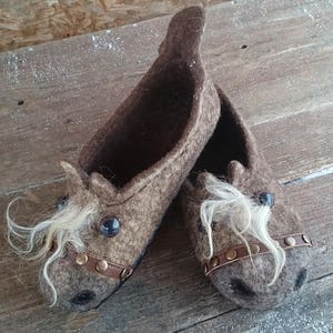Hästtofflor - ulltofflor - varma tofflor - tovade tofflor - ullträskor, filtträskor - hästträskor - varma skor - bekväma hösttofflor - bild 5