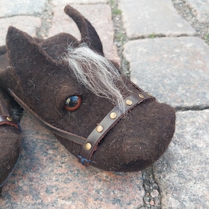 Felted slippers-men slippers-horses slippers-horserider slippers-horses clogs-warm shoes-brown horses slippers-slippers for men