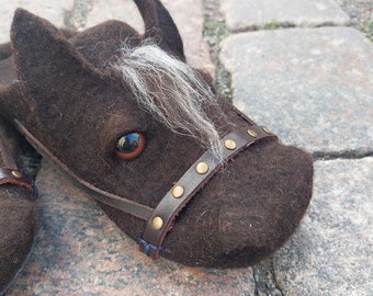 Felted slippers-men slippers-horses slippers-horserider slippers-horses clogs-warm shoes-brown horses slippers-slippers for men