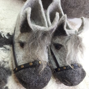 Felted slippers-men slippers-horses slippers-horserider slippers-horses clogs-warm shoes-gray horses slippers-slippers for men