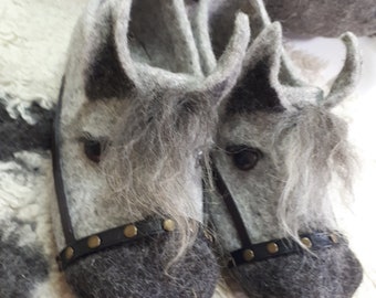 Felted slippers-men slippers-horses slippers-horserider slippers-horses clogs-warm shoes-gray horses slippers-slippers for men