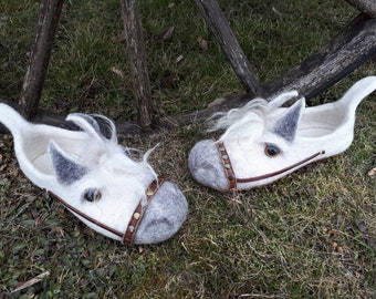 Felted slippers-woolen slippers-warm slippers-horses slippers-woolen clogs'felt clogs-horses clogs-warm shoes-white horses slippers-feltshoe