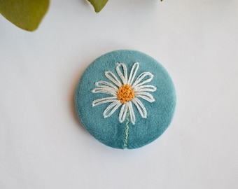 Hand Embroidered Daisy Badge, Floral Brooch, Brooch Badge, Daisy Brooch, Velvet Brooch, Floral Badge, Upcycled Brooch,  Textile Jewellery